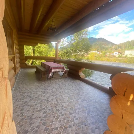 над рікою Holiday home Mizhhirya (Transcarpathia)