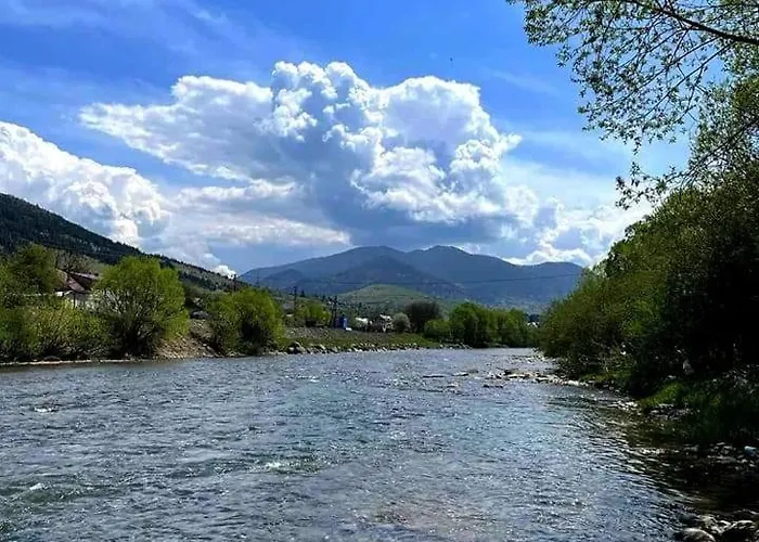 Tatil Evi над рікою Mizhhirya (Transcarpathia)