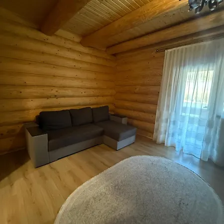над рікою Hébergement de vacances Mizhhirya (Transcarpathia)