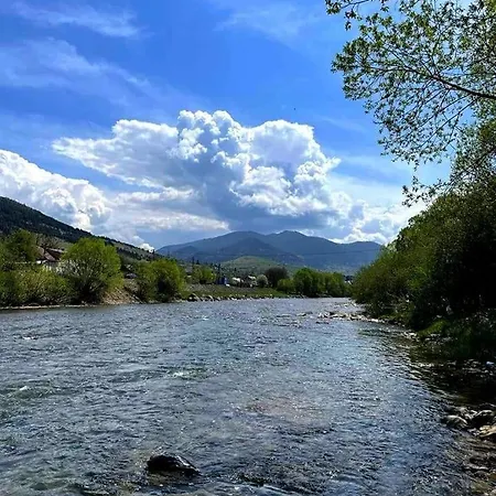 Hébergement de vacances над рікою Mizhhirya (Transcarpathia)